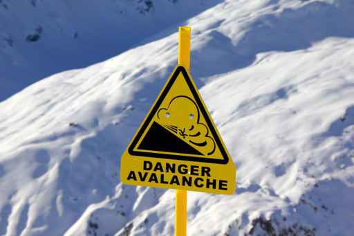 Snow blocks road to Hatcher Pass; 10 stranded at lodge