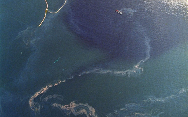 Alaska to look at oil spill plan requirements